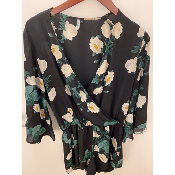 Floral romper 🌼 - Picture 1 of 4